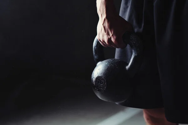 Main tenant une kettlebell — Photo