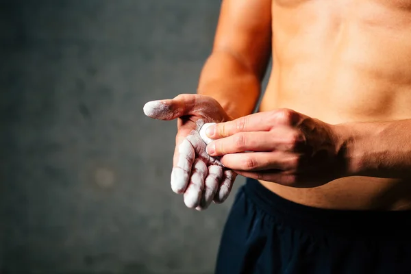 Wall climber sätta talc om palms — Stockfoto