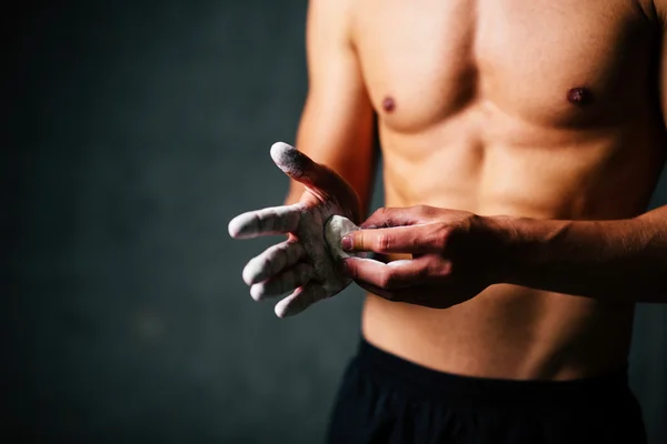 Wall climber sätta talc om palms — Stockfoto