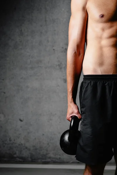 Torso atlético y pesas de mano — Foto de Stock