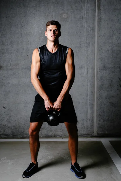 Culturista che lavora con il kettleball — Foto Stock