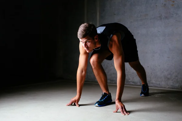 Atleta se preparando para correr — Fotografia de Stock
