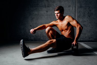 Vücut geliştirmeci kettlebell ile eğitim