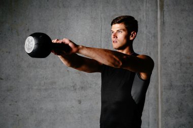 Kas atlet kettlebell ile çalışma dışarı