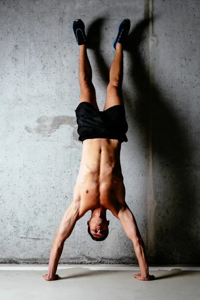 Sportsman faisant un handstand — Photo
