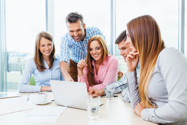 Professionals tijdens een informele bijeenkomst — Stockfoto