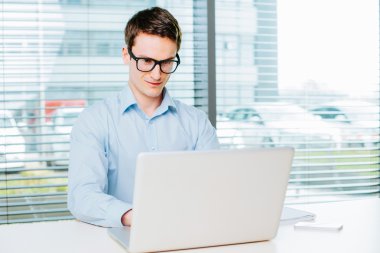 Dizüstü bilgisayarda çalışan iş adamı