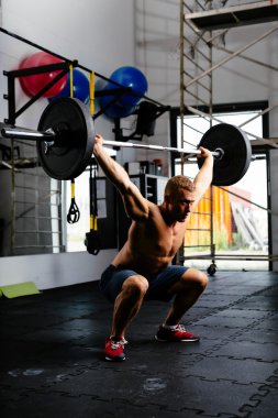 Barbell ile kas adam