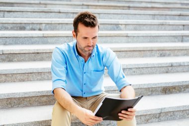 Genç işadamı okuma sözleşme