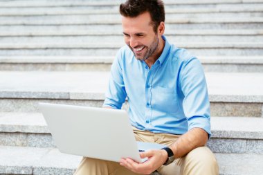 Öğrenci dizüstü bilgisayarda tarama Internet