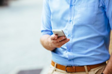 Akıllı telefon tutan adam.