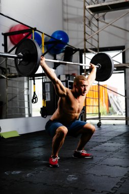 Barbell ile kas adam