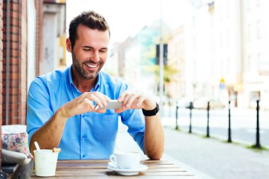 Adam onun smartphone üzerinde Internet tarama
