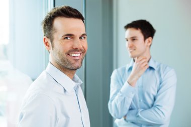 Ofiste ayakta iş ortakları