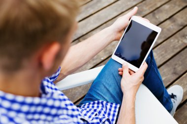 Dijital tablet kullanan adam