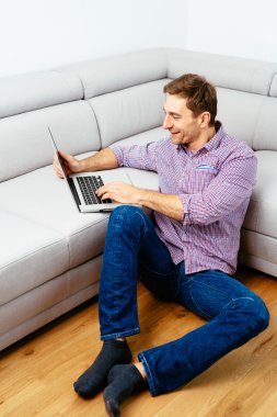 laptop katta oturan adam