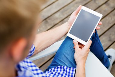 Dijital tablet kullanan adam