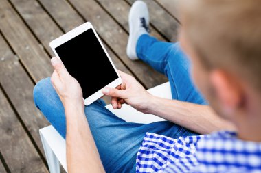 Dijital tablet kullanan adam