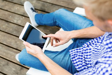 Dijital tablet kullanan adam