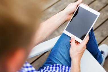 Dijital tablet kullanan adam