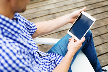 Dijital tablet kullanan adam