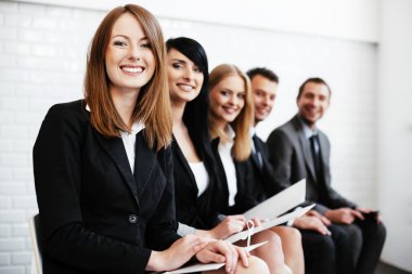 bir grup mutlu iş adamı