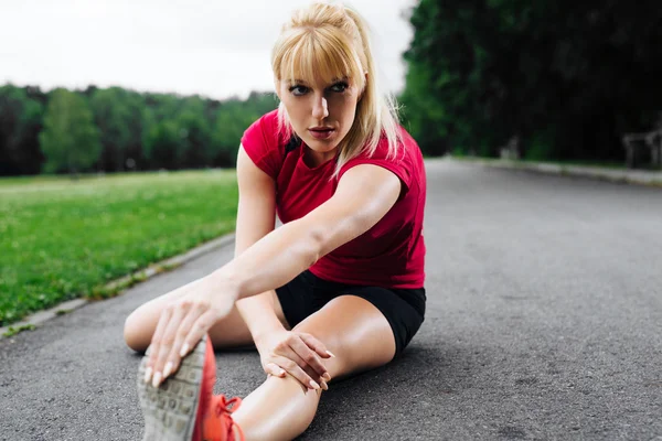 Runner stretching before jogging — Stock Photo, Image
