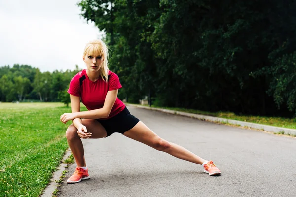 Vrouw warming-up voor jog — Stockfoto