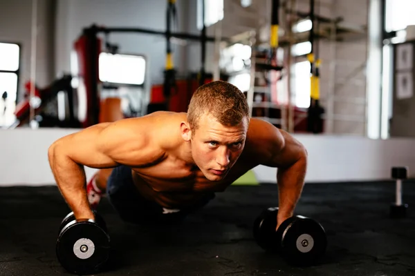 Atleta haciendo flexiones — Foto de Stock