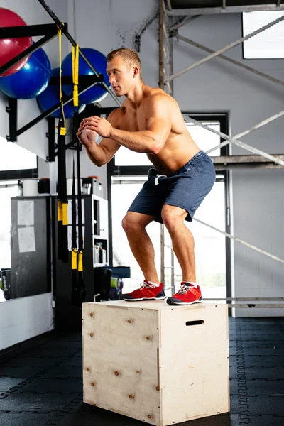 Muskulös man finslipa box jump — Stockfoto