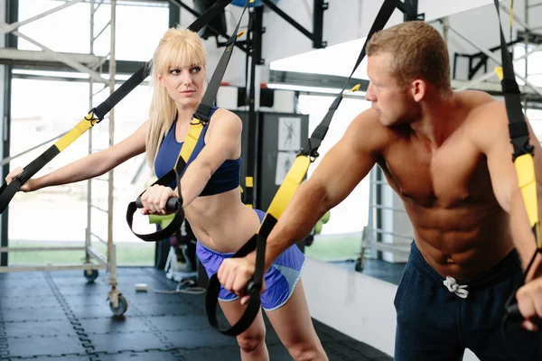 Casal muscular exercitando — Fotografia de Stock