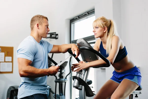 Mujer ciclismo con entrenador — Foto de Stock