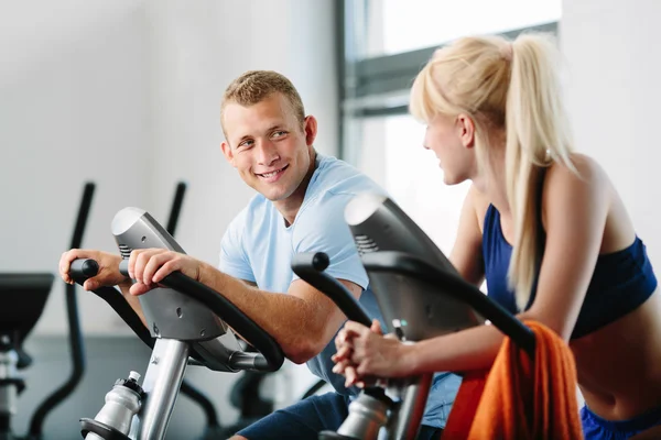 Paar fietsen in een sportschool — Stockfoto