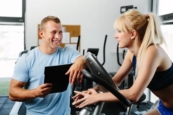 Mulher conversando com personal trainer — Fotografia de Stock