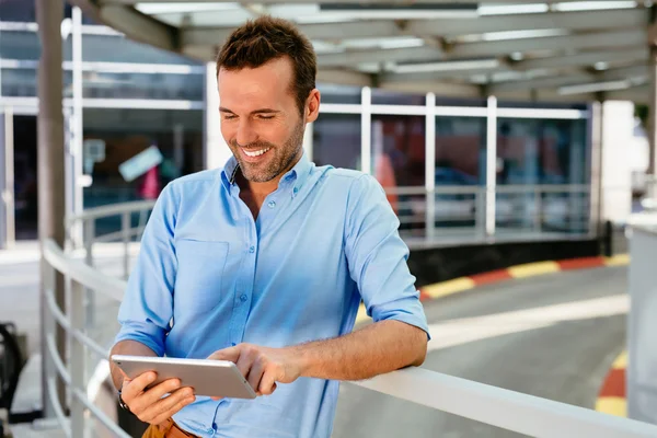 Uomo che naviga in internet su un tablet — Foto Stock