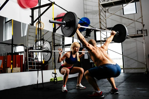 Allenamento di coppia insieme ai bilancieri — Foto Stock