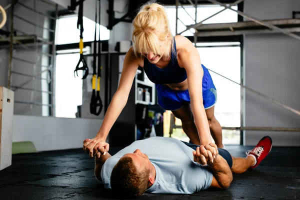 Frau macht Liegestütze gegen Partner — Stockfoto