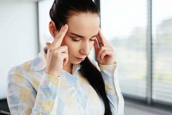 Mujer gerente tocando su cabeza — Foto de Stock