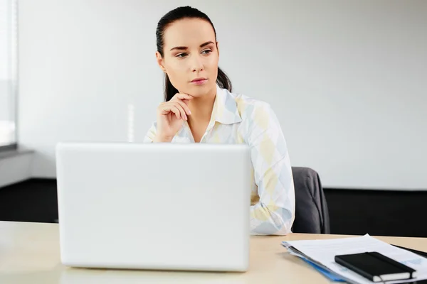 Especialista en recursos humanos ocupado en el trabajo — Foto de Stock