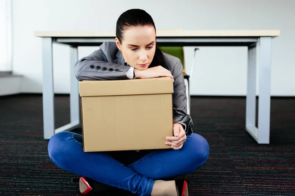 Mujer deprimida sentada en el suelo — Foto de Stock