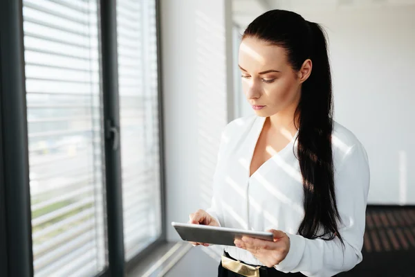 Female manager using her tablet — Stock Photo, Image