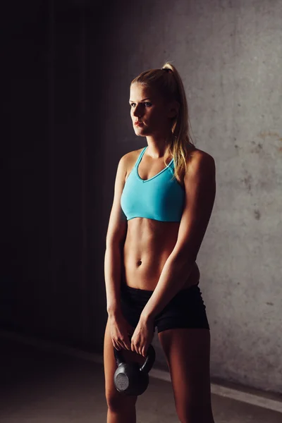 Vrouwelijke atleet met een kettlebell — Stockfoto