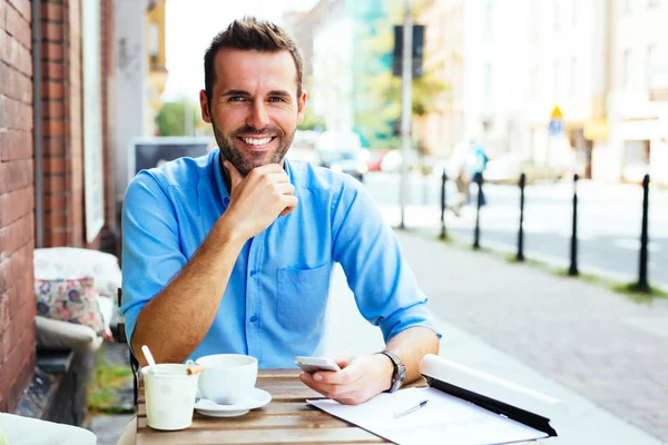 Hombre joven en la cafetería al aire libre — Foto de Stock