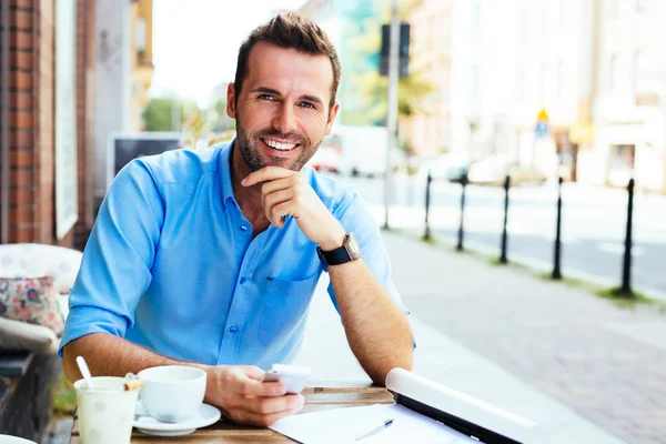 Hombre joven en la cafetería al aire libre — Foto de Stock