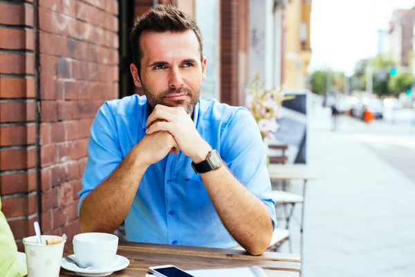 Mann wartet in Café im Freien — Stockfoto