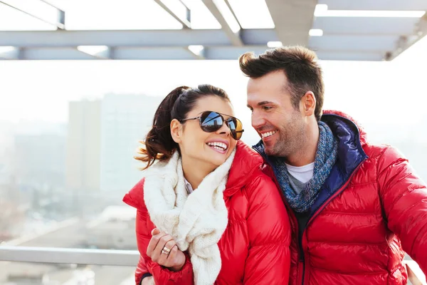 Pareja feliz disfrutando de tiempo juntos —  Fotos de Stock