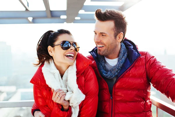 Casal feliz desfrutando tempo juntos — Fotografia de Stock