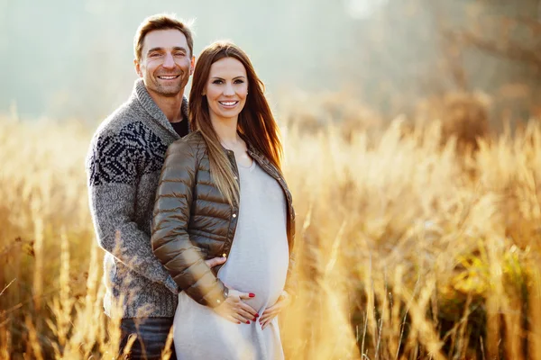 Couple enceinte dans le champ de blé — Photo