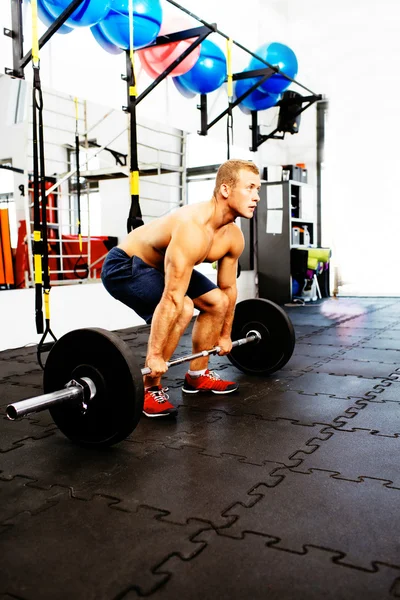 Atleta praticando deadlift — Fotografia de Stock