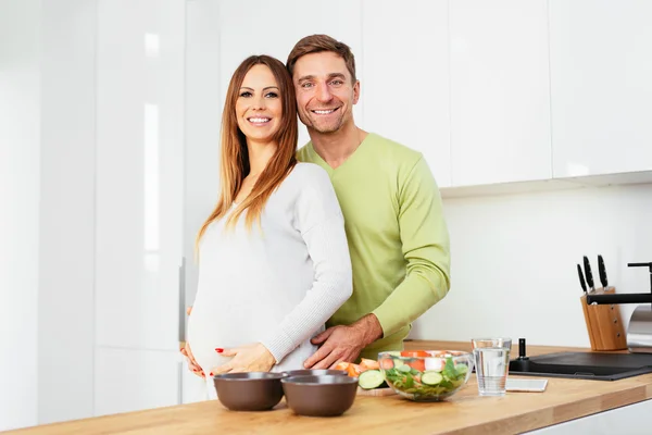 Pregnant parents in kitchen — Stock Photo, Image